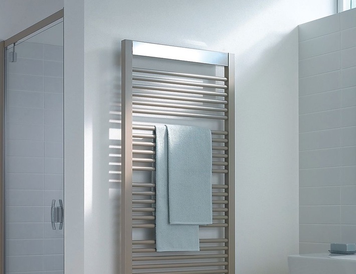 Kermi: Der neue Credo-Uno ist auch zweifarbig erhältlich, hier mit Blenden in Chrom.