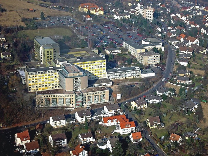 Klinikum Bad Hersfeld. Seit 1995 wird hier Regenwasser im Außenbereich genutzt. 2001 wurde die Anlage um einen Kühlwasserkreislauf für die Sterilisationsanlage und diverse Toilettenspülungen erweitert. - © Klinikum Bad Hersfeld
