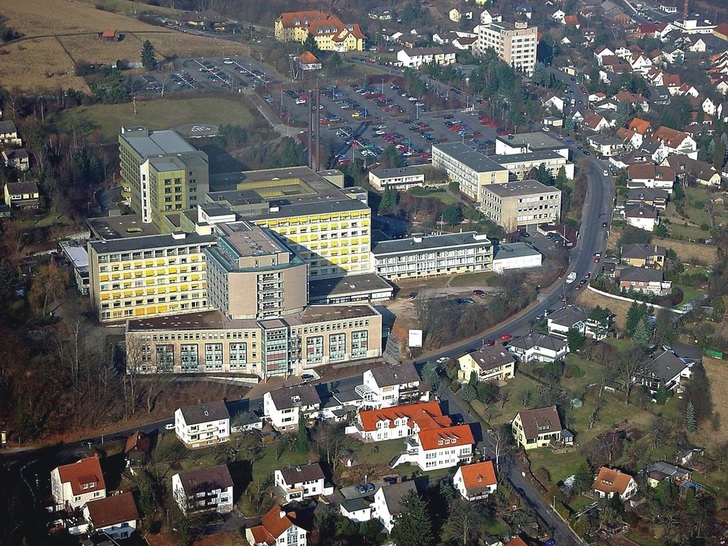 Klinikum Bad Hersfeld. Seit 1995 wird hier Regenwasser im Außenbereich genutzt. 2001 wurde die Anlage um einen Kühlwasserkreislauf für die Sterilisationsanlage und diverse Toilettenspülungen erweitert.
