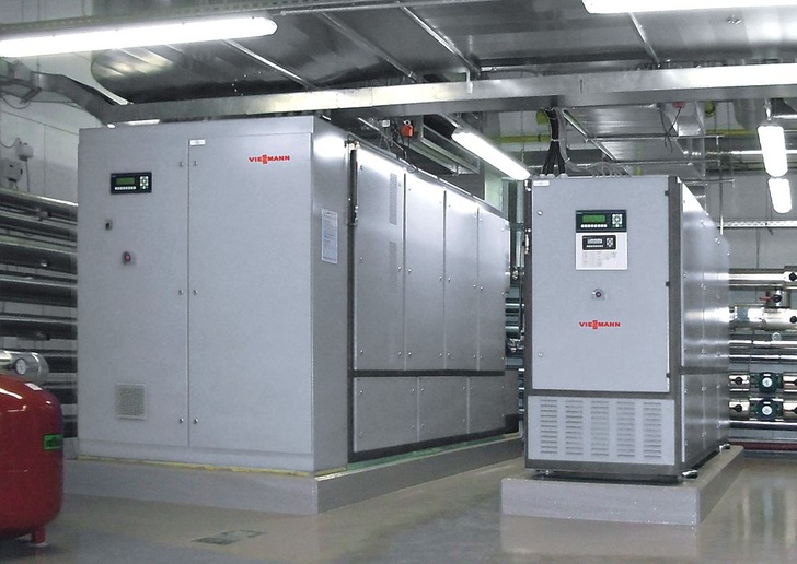 Viessmann: BHKW-Module aus dem ESS-Lieferprogramm mit Leistungen von 140 kWel (links) und 50 kWel. - © Viessmann Werke
 Viessmann: BHKW-Module aus dem ESS-Lieferprogramm mit Leistungen von 140 kWel (links) und 50 kWel.