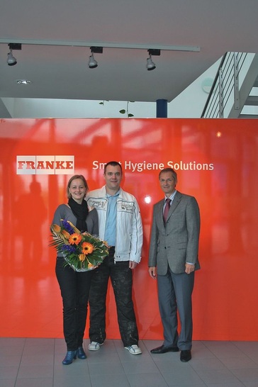 Franke Aquarotter-Vorstand Alex Sedlaschek (rechts) ­gratuliert Rico Sacher und seiner Begleiterin Eve Engelhardt zum Gewinn. - © Franke Aquarotter

