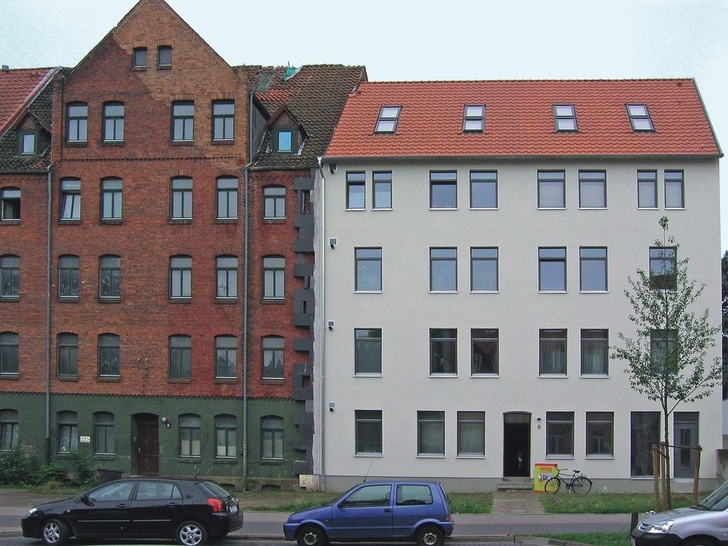 Das eine Mehrfamilienhaus ist bereits mit Passivhauskomponenten modernisiert, beim Nachbargebäude ist die Fortsetzung schon geplant. Praxiserfahrungen und Untersuchen belegen, dass dieser Quasi-Standard für den Bestand ein wirtschaftliches Optimum darstellt.