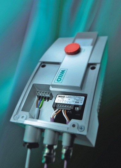 Mit dem Wilo-CAN-Bus können elektronisch ­geregelte Pumpen stärker in die Gebäudeautomation eingebunden werden. - © Wilo SE
