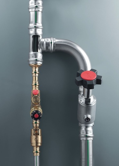 Inliner-Installation mit innerem PE-Xc-Rohr innerhalb des metallenen Steigestranges.