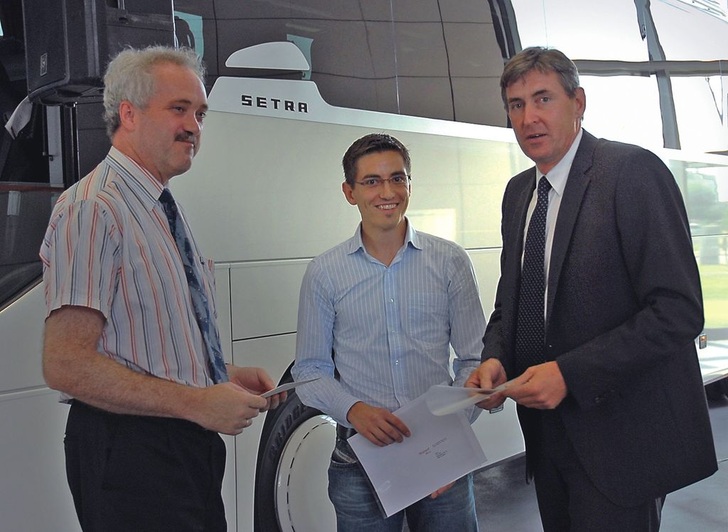 Die Gewinner des dies-jährigen Wieland-Nachhaltigkeitspreises Tino Kühn (Mitte) und Thomas Walter (links) mit Ulrich Altstetter von den Wieland-Werken. - © Wieland
 Die Gewinner des dies-jährigen Wieland-Nachhaltigkeitspreises Tino Kühn (Mitte) und Thomas Walter (links) mit Ulrich Altstetter von den Wieland-Werken.