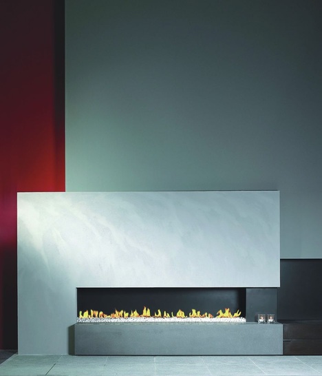 Designfeuer “Dancing Flames“ von Kal-fire. Der offene

Gaskamin ist in Breiten von 1,2 bis 2,0 m erhältlich.

Links erklärt John Noten, Exportmanager von Kal-fire den

Einsatz, der auch sehr individuelle Lösungen ermöglicht.