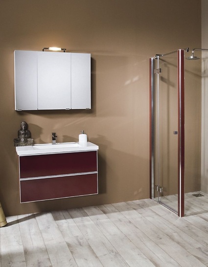 Saniku: Waschplatz mit Spiegelschrank in der Farbe Bordeauxrot Glanz aus der Serie Orlando mit passender Novalux-Duschabtrennung.