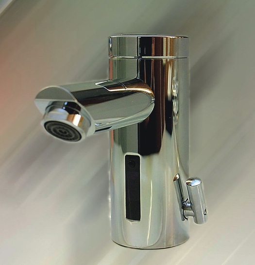 Aquis: Sensorgesteuerte Armatur iqua lino. - © Aquis
 Aquis: Sensorgesteuerte Armatur iqua lino.