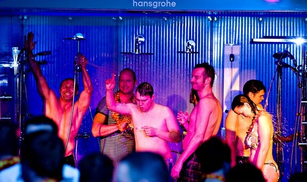 Gäste der Hansgrohe Raindance AIR Duschparty in Hamburg: “Tanzt Du noch, oder duschst Du schon?“