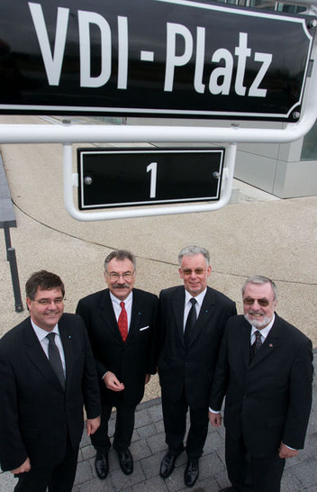 Die Einweihung des VDI-Platzes (v.l.): VDI-Direktor Dr. Willi Fuchs, Prof. Bruno O. Braun, Präsident des VDI, Wolfgang Schröter, Geschäftsführer VDI-GmbH und Jürgen Buschhüter, Bezirksvorsteher des Stadtbezirks 6.