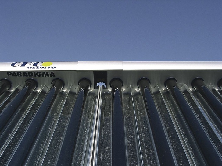 Paradigma: Die Aqua-Solaranlagen mit CPC-Vakuumröhrenkollektor verwenden Wasser als Wärmeträger.