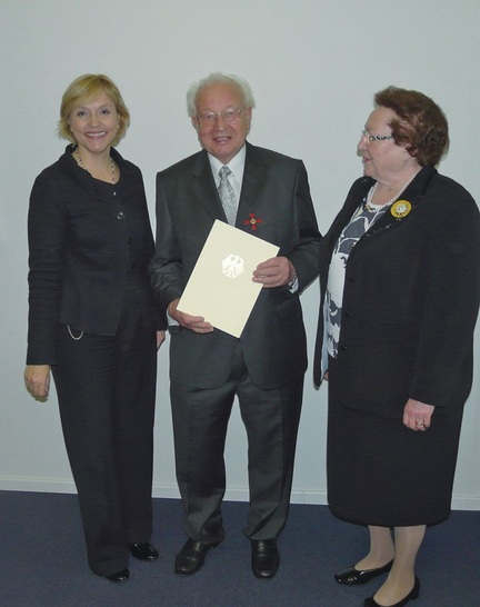 Bayerns Justizministerin Dr. Beate Merk zeichnete Kurt Kober im Beisein seiner Ehefrau Else mit dem Bundesverdienstkreuz 1. Klasse aus.