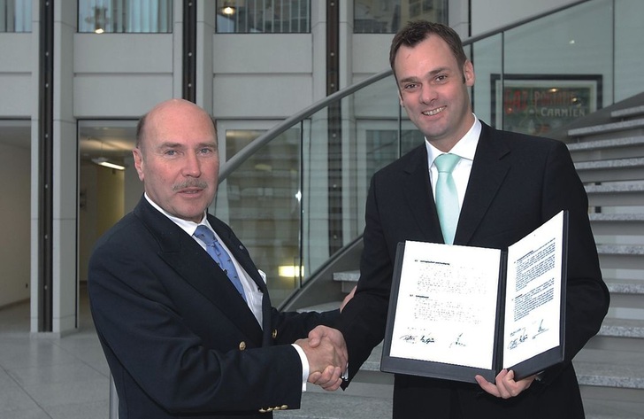 Michael von Bock und Polach (links), Hauptgeschäftsführer ZVSHK, und Henning R. Deters, ­Vorstand E.on Ruhrgas, haben einen Kooperationsvertrag zur Förderung des Heizungs-Checks unterzeichnet.