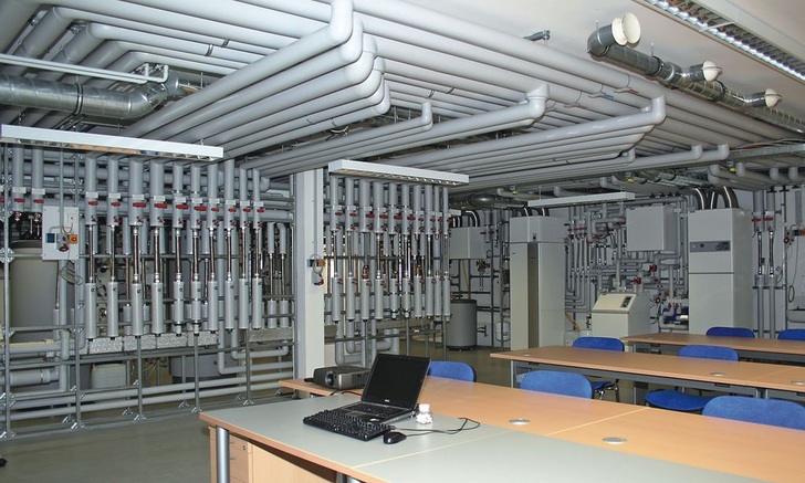 Nibe hat die Heizzentrale seines Firmengebäudes in Celle in ein Praxis-Schulungscenter mit betriebsbereiten Wärmepumpen verwandelt. Durch eine Verschaltung mit unterschiedlichen Wärmequellen und Anbindesystemen können so im Feld anzutreffende Betriebs­bedingungen nachgebildet werden.