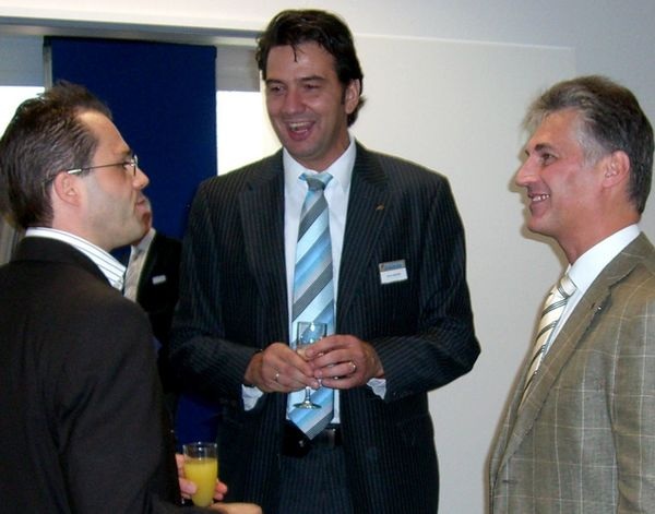 Xavier Feys (rechts), Managing Director von Daikin Airconditioning Germany, und Arno Schmitt (Mitte), Regionalleiter des Vertriebsbüros Frankfurt, im Gespräch mit einem von 120 Gästen der Eröffnungsfeier der neuen Büro- und Schulungsräume.