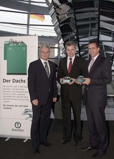 Dachs des Jahres 2008: SenerTec-Geschäftsführer Michael Boll überreichte den Preis an Dirk Becker, KWK-Fachmann der SPD und an Dr. Joachim Pfeiffer, energiepolitischer Koordinator der CDU (v.l.). - © SenerTec GmbH
