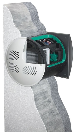 Helios: Das Lüftungsgerät mit Wärmerückgewinnung für Einzelräume EcoVent wird in eine Kernbohrung eingebaut.