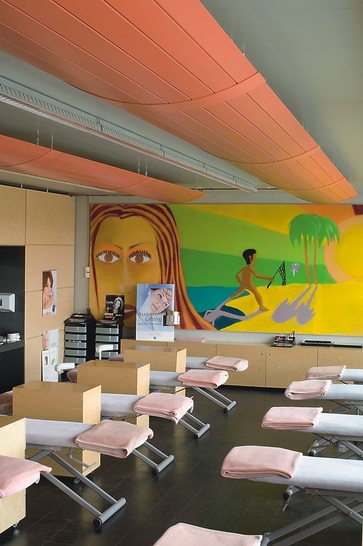 Referenzobjekt Berufsschule Bitterfeld mit farbigen, konvexen Elementen.