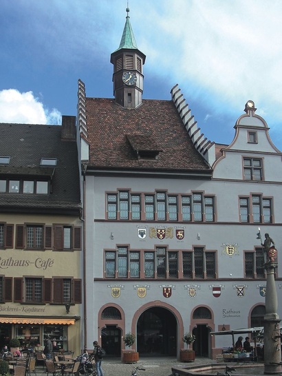 Gestörte Idylle: Im Umkreis des Rathauses von Staufen sind inzwischen rund 120 Häuser durch Risse beschädigt.