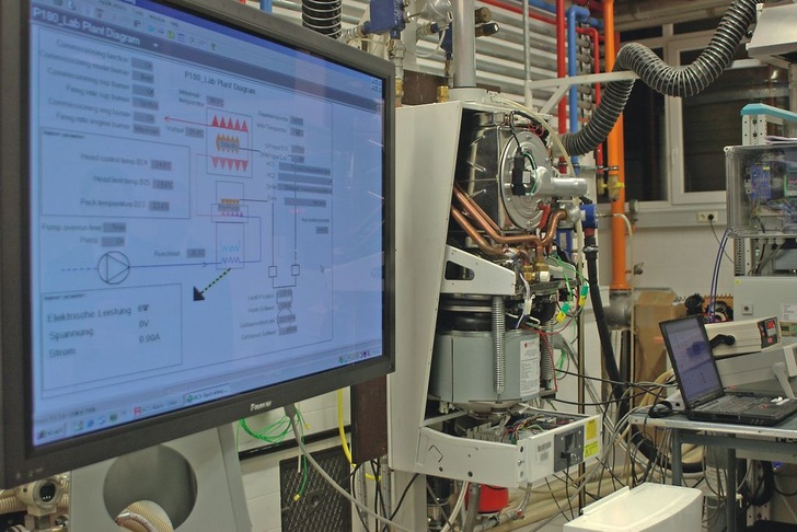 Das wandhängende Stirling-basierte BHKW “EcoGen“ der BaxiGroup im Entwicklungslabor von Brötje in Rastede.
