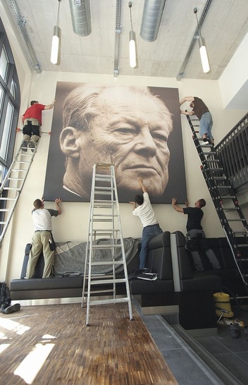 Im Willy-Brandt-Zimmer erinnert eine Bilderfolge an die emotionsgeladenen Ereignisse am 19.März 1970.