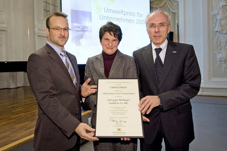 Umweltministerin des Landes Baden Württemberg für ebm-papst (v.l.): Markus Mettler, Umweltbeauftragter bei ebm-papst Mulfingen, Tanja Gönner, Umweltministerin Baden-Württemberg und Thomas Wagner, Geschäftsführung der ebm-papst Gruppe.