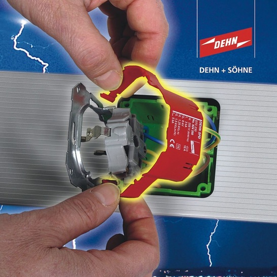 Dehn: Zweipoliges Überspannungs-Schutzmodul STC für handelsübliche Schutzkontakt-Steckdosen.