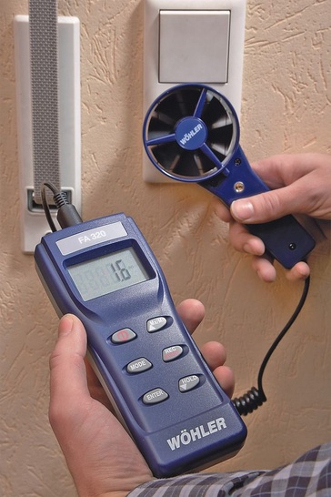 Wöhler: Strömungsgeschwindigkeit, Temperatur und relative Luftfeuchte misst das FA320 Flügelradanemometer.