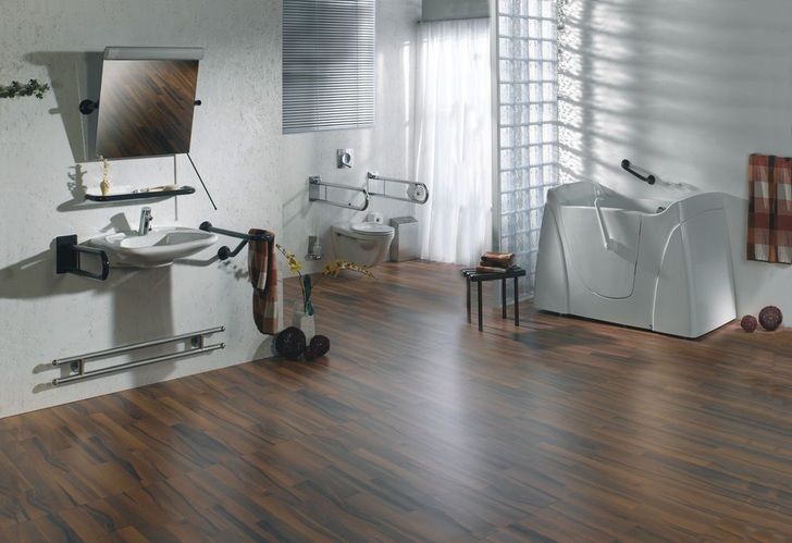 AMS Sicherheits-, Halte-, und Stützgriffe: Innen Edelstahl, außen ist auch Farbe möglich.