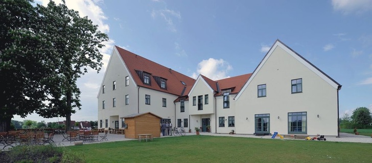 Neubau der Brauereigaststätte St.Afra im Felde mit Tagungshotel und Biergarten.
