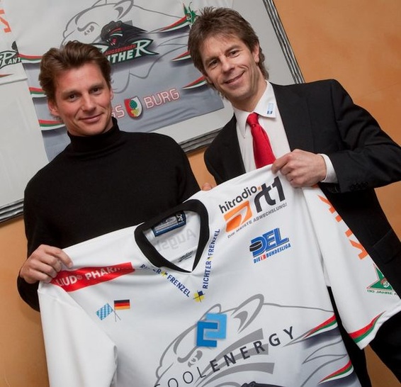 Der CoolEnergy-Geschäftsführer Olaf von Hößlin-Marcard und der AEV-Sportmanager Duanne Moeser präsentieren das Trikot mit dem CoolEnergy-Logo.