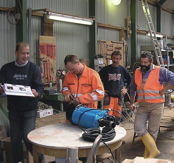 Wer nur kurzzeitig eine Schmutzwasserpumpe benötigt, kann diese nun auch über die Mietstationen von Tsurumi ausleihen — Einweisung inklusive.