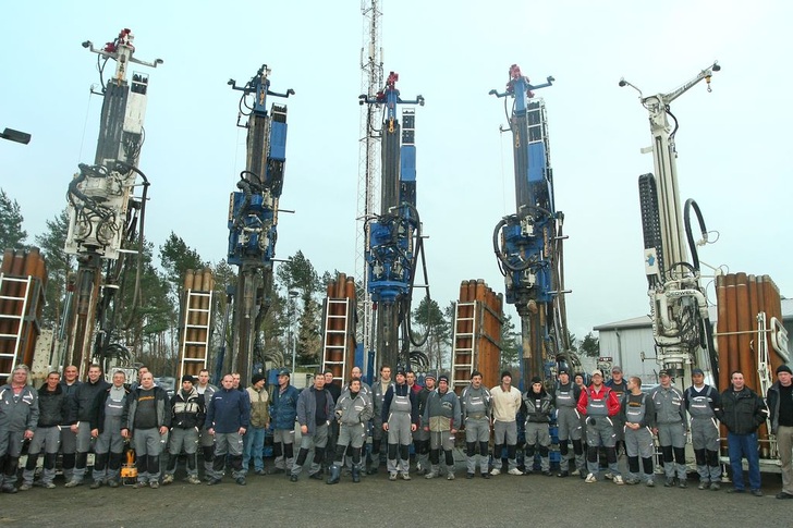 Das Team des Bohrunternehmens Geowell mit einigen Bohrgeräten.