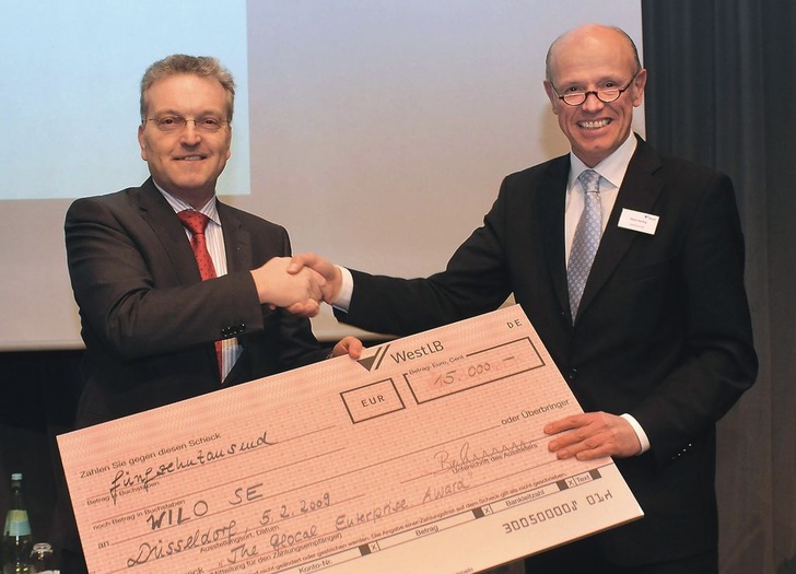 Heinz Harling (rechts) übergab Dr. Thomas Schweisfurth eine mit dem “Glocal Enterprise Award“ verbundene Spende von 15000Euro. Das Geld wird von Wilo an das SOS-Kinderdorf in Mombasa weitergeleitet.