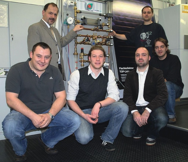 HTWK Leipzig: Studenten der Seminargruppe 05TGA und Prof. Dr.-Ing. Steffen Winkler (hinten links) bedanken sich bei den Praxispartnern für die Unterstützung bei der Ingenieurausbildung. - © HTWK
 HTWK Leipzig: Studenten der Seminargruppe 05TGA und Prof. Dr.-Ing. Steffen Winkler (hinten links) bedanken sich bei den Praxispartnern für die Unterstützung bei der Ingenieurausbildung.