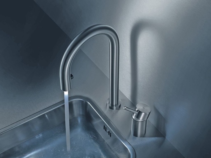 Die Edelstahlarmatur KWC INOX ist jetzt auch als 2-Loch-Ausführung mit Luminaqua LED-Technik erhältlich. - © KWC
 Die Edelstahlarmatur KWC INOX ist jetzt auch als 2-Loch-Ausführung mit Luminaqua LED-Technik erhältlich.