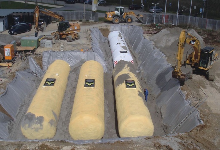 BTD: Drei 100m3 Kälte- und Wärmespeicher und ein 100m3 Heizöltank beim Einbringen in das Erdreich.