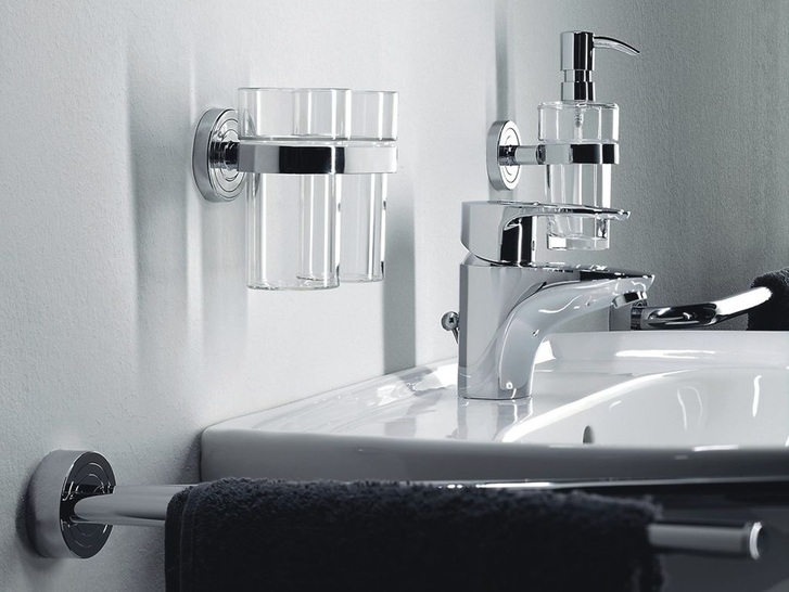 Bad-Accessoires-Serie emco polo mit stilvollem Design für moderne Bäder im Objektbereich. - © Emco
 Bad-Accessoires-Serie emco polo mit stilvollem Design für moderne Bäder im Objektbereich.