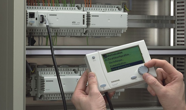 Modularer HLK-Regler Synco 700 mit Erweiterungsmodulen und lokaler Bedienung.