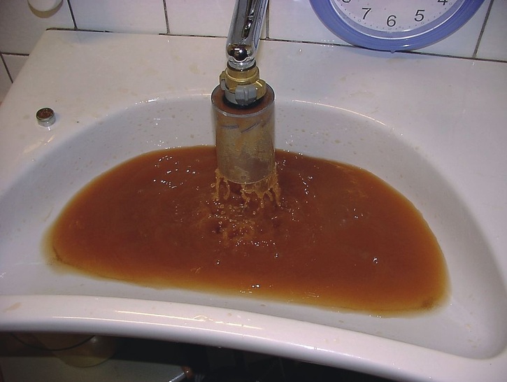 Bild 1 Im Rahmen jeder Legionellen-Sanierung müssen Ablagerungen und möglichst viel Biofilm aus der Anlage entfernt werden. Bei dem Impuls-Spül-Verfahren von Hammann Wasser-Kommunal werden die an den Zapfstellen ausgeleiteten Luftmolche, das Wasser und die Ablagerungen durch Zyklonabscheider entspannt und abgeleitet.