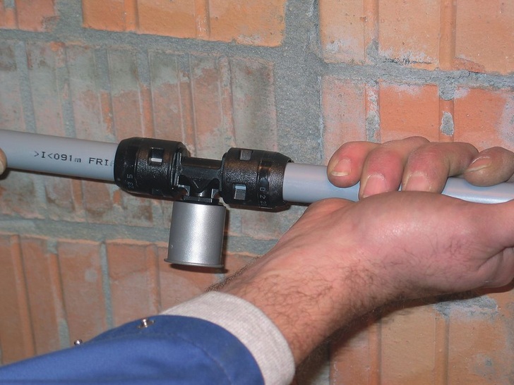 Stecken wird bei TGA-Planern und SHK-Installateuren immer beliebter. Bei Friatec, dem Erfinder der Steckfittings für Kunststoffrohrleitungen, ist in das aktuelle System Friatherm multi bereits die Erfahrung aus drei Generationen der schnellen und unkomplizierten Verbindungstechnik eingeflossen.