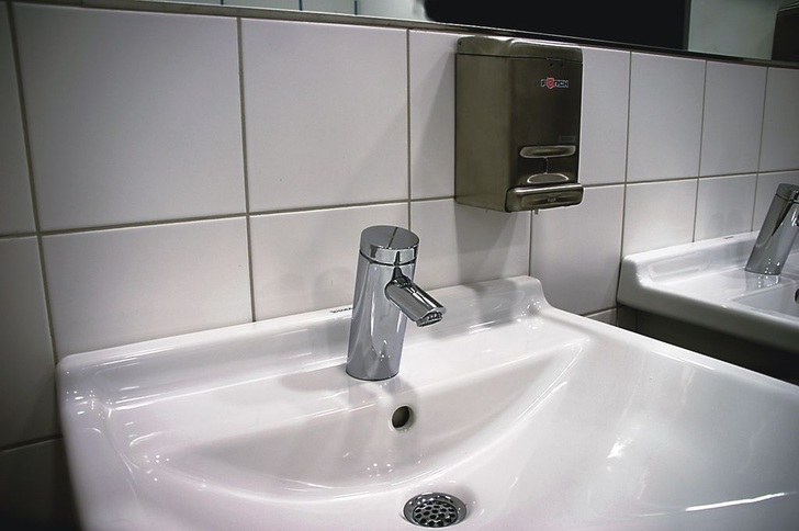 Vandalismus ist in Stadien leider weit verbreitet. Umso wichtiger ist die Wahl robuster Sanitärarmaturen. Die Waschtische der öffentlich zugänglichen WC-Bereichen wurden mit den Selbstschluss-Armaturen PurisSC ausgestattet. - © Schell
