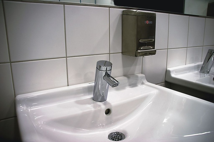 Vandalismus ist in Stadien leider weit verbreitet. Umso wichtiger ist die Wahl robuster Sanitärarmaturen. Die Waschtische der öffentlich zugänglichen WC-Bereichen wurden mit den Selbstschluss-Armaturen PurisSC ausgestattet.