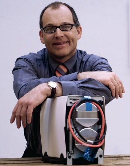 Guido Gummert, Geschäftsführer der Baxi Innotech, mit dem Brennstoffzellen-Stack von Ballard Power Systems. - © Baxi Innotech

