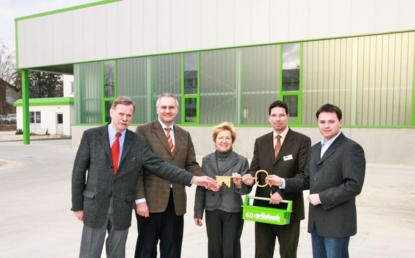 Schlüsselübergabe (v.l.): Die beiden Grünbeck-Geschäftsführer Walter Ernst und Dr. Günter Stoll, Hildegard Wanner, 1. Bürgermeisterin von Höchstädt, Peter Lachenmeir, bei Grünbeck verantwortlich für die Kaufmännische Verwaltung und Materialwirtschaft und der Architekt Dieter Keller. - © Grünbeck
 Schlüsselübergabe (v.l.): Die beiden Grünbeck-Geschäftsführer Walter Ernst und Dr. Günter Stoll, Hildegard Wanner, 1. Bürgermeisterin von Höchstädt, Peter Lachenmeir, bei Grünbeck verantwortlich für die Kaufmännische Verwaltung und Materialwirtschaft und der Architekt Dieter Keller.