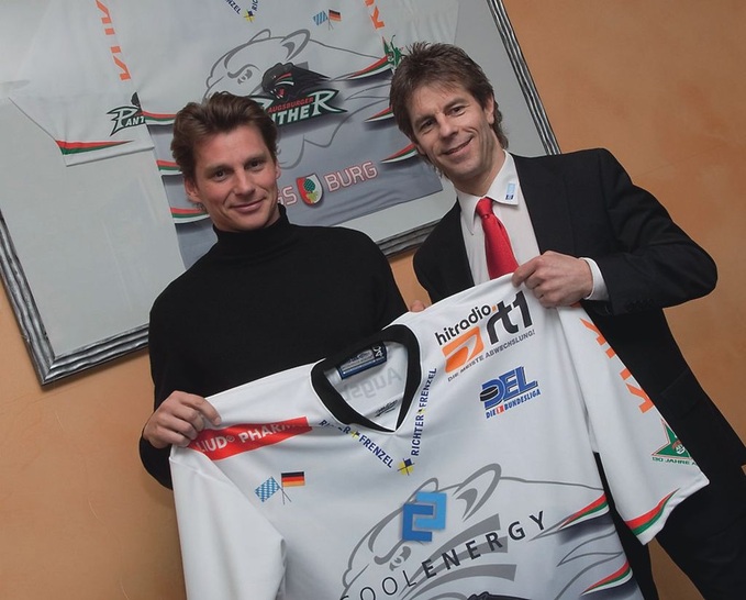 Der CoolEnergy-Geschäftsführer Olaf von Hößlin-Marcard (links) und der AEV-Sportmanager Duanne Moeser präsentieren das Trikot mit dem CoolEnergy-Logo.