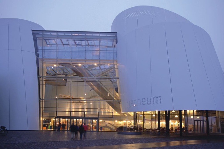 Das Ozeaneum in Stralsund, vor den Toren Rügens. Die Fassade besteht aus geschwungenen Stahltafeln, die “geblähte Segel“ symbolisieren. - © Siemens Building Technologies
