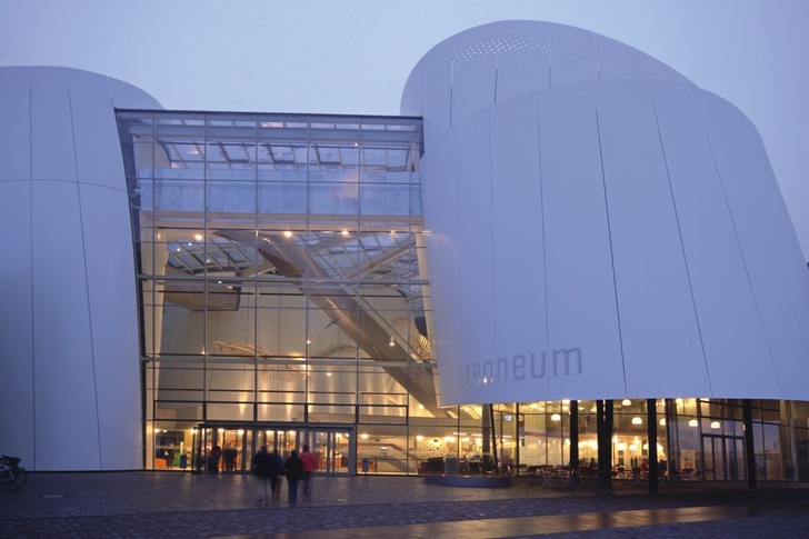 Das Ozeaneum in Stralsund, vor den Toren Rügens. Die Fassade besteht aus geschwungenen Stahltafeln, die “geblähte Segel“ symbolisieren.