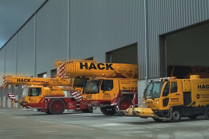 In den neuen Wartungs­hallen der Firma Hack in Windhagen sorgt eine I­ndustrieflächenheizung für angenehme Arbeits­bedingungen bei minimalen Betriebskosten. - © Uponor
