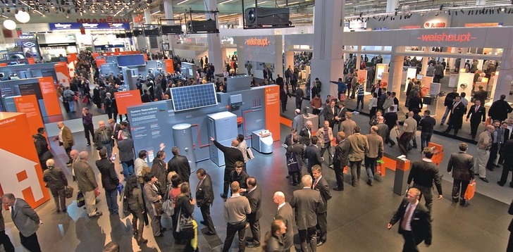 Neu strukturiert wurde die “Heizungshalle“ 8. Das bot mehr Ellenbogenfreiheit. Während der Stoßzeiten, insbesondere am Donnerstag, war es auf den Ständen und in den Gängen allerdings weiterhin dicht gedrängt.